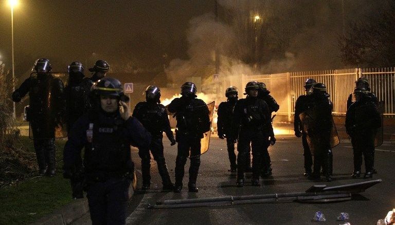 Новости Франции - В пригородах Парижа продолжаются беспорядки: 37 задержанных