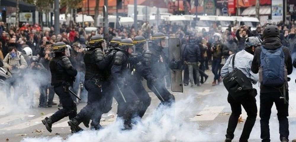 Parizh-gaz-protiv-demonstrantov.jpg