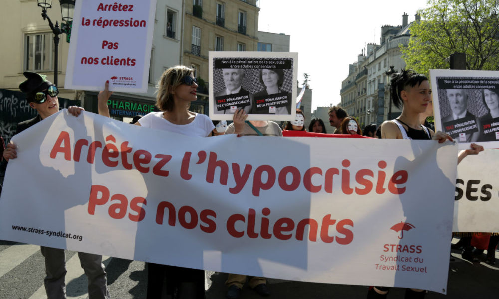 Марш проституток прошел в центре Парижа 