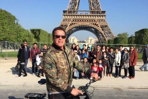 В Париже Шварценеггер влез в кадр и испортил фото туристам