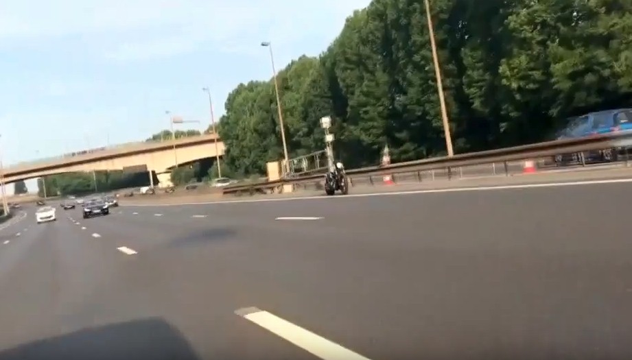 Во Франции мотоцикл без водителя проехал несколько километров (Видео)