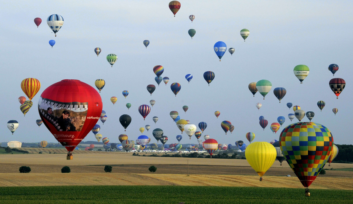Какие воздушные шары лучше. Lorraine Mondial Air Ballons во Франции 2013. Воздушные шары. Воздушный шар. Воздушные шары в небе.