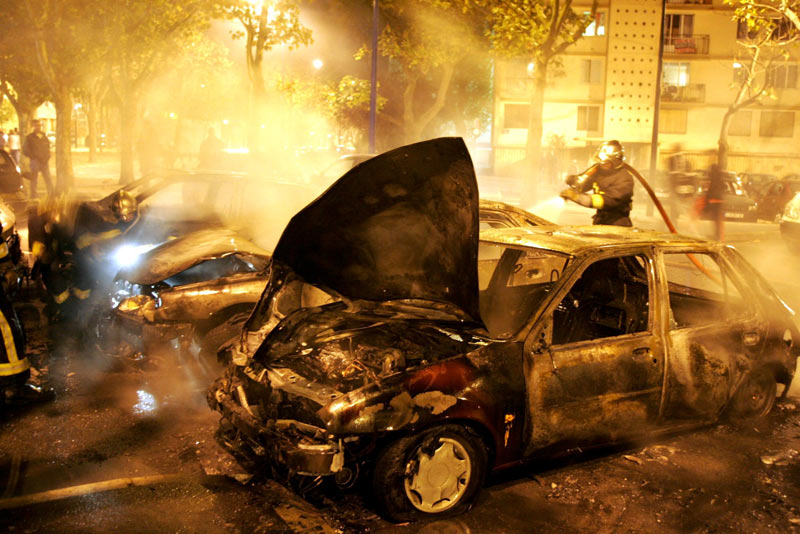 На полицейской парковке в пригороде Парижа подожгли автомобили