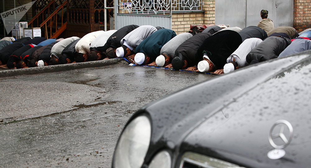 Во Франции полиция будет пресекать молитвы мусульман на улицах