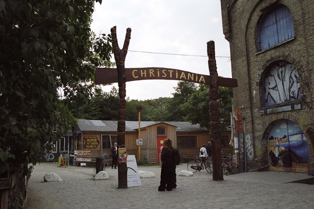 1200px-Entr-e_de_Christiania-1024x681.jpg