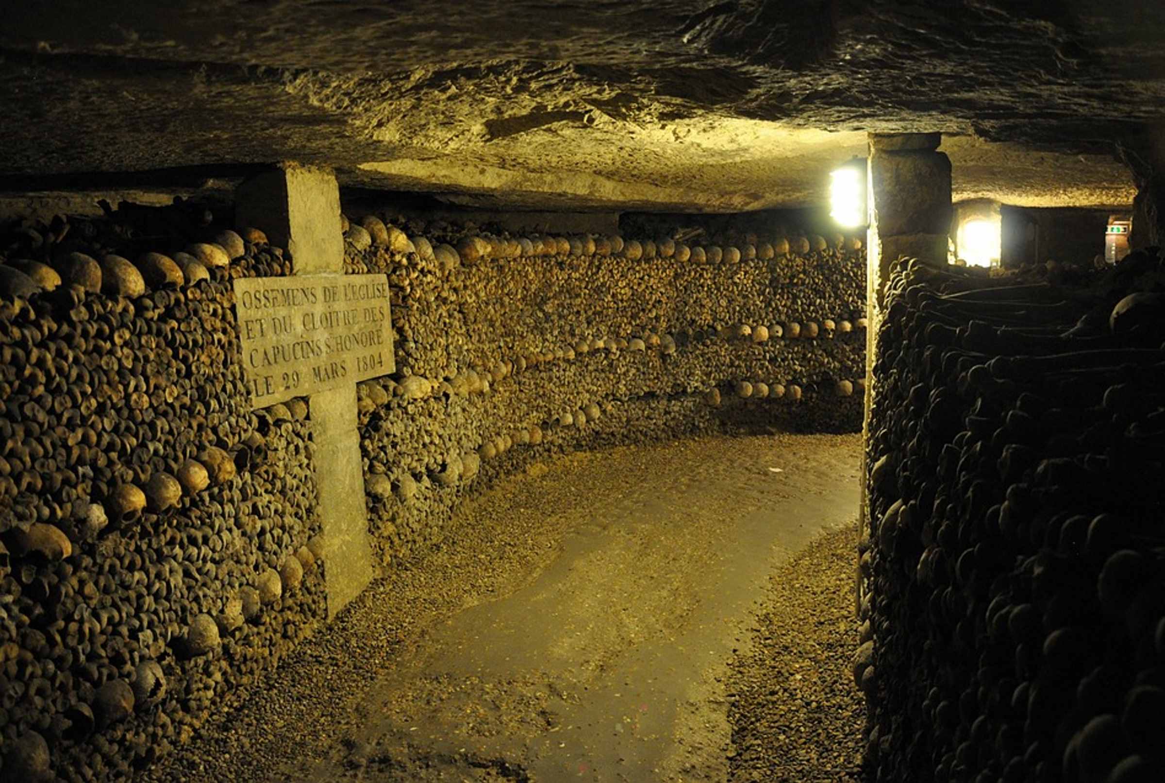 Катакомбы колосожателя. Катакомбы под Парижем. Катакомбы Парижа (Catacombs of Paris), Франция. Кладбище под Парижем катакомбы. Париж катакомбы город мертвых.